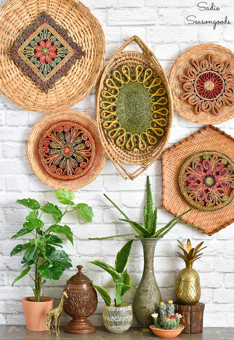 Love this colorful basket wall using thrift store baskets and trivets #baskets #basketwall #basketgallerywall #gallerywall #diyart #thrifteddecor thrifted #bohodecor 