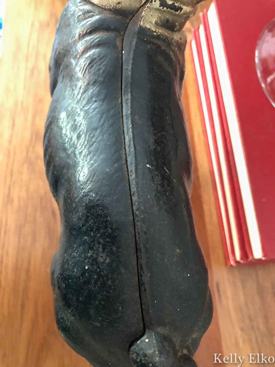 Tips on how to spot a real antique cast iron doorstop from a reproduction kellyelko.com #antiques #antique #hubley #bostonterrier #doorstop #antiquedoorstop #collectibles #collect #vintagedecor #antiquedecor