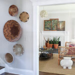 Boho basket gallery wall and basket gallery wall hanging tips kellyelko.com #baskets #basketwall #basketgallerywall #gallerywall #bohodecor #bohoart #farmhousedecor #eclecticdecor #vintagedecor #art