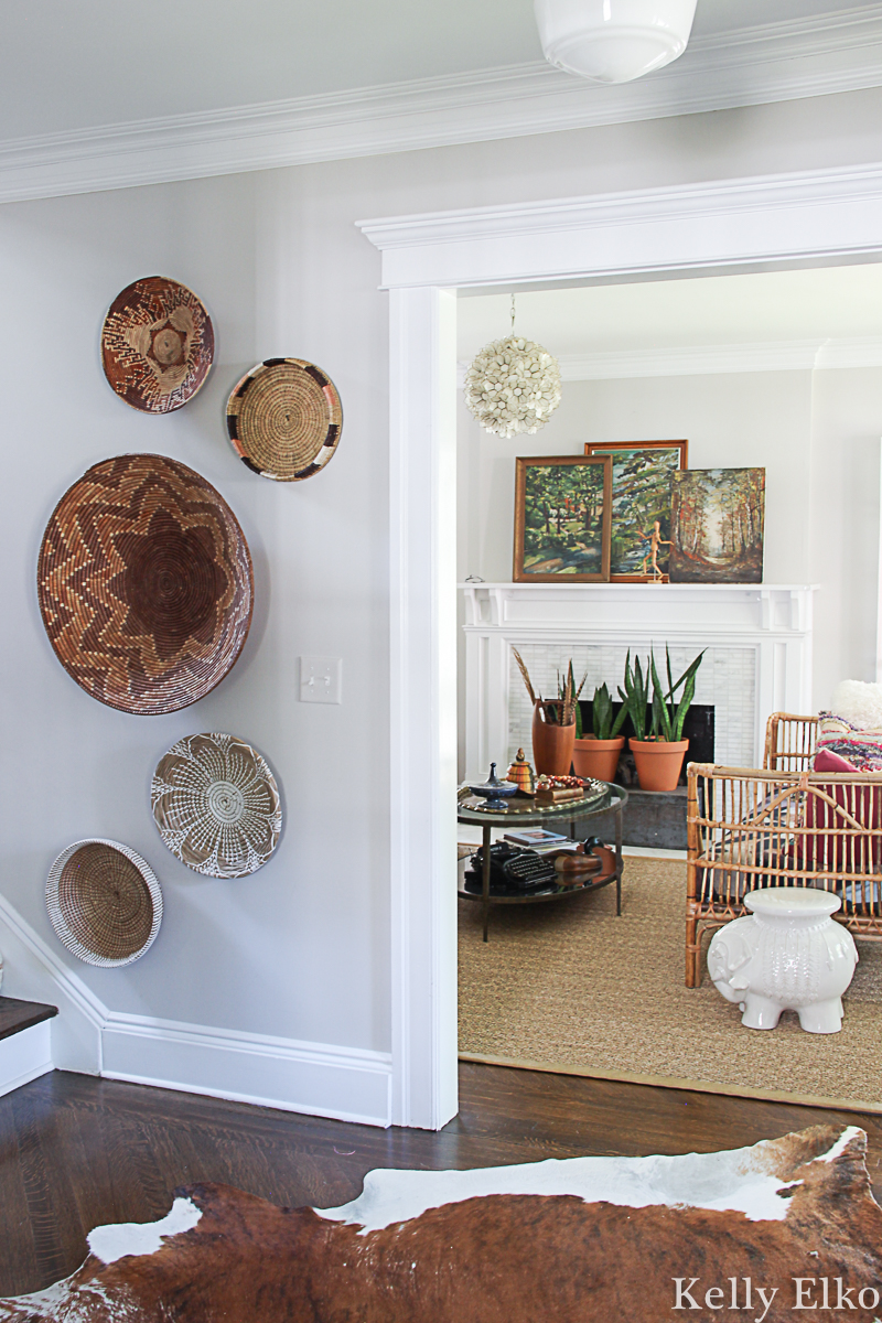 Love this beautiful neutral basket gallery wall that adds so much texture and interest to this blank wall kellyelko.com #baskets #basketwall #basketgallerywall #gallerywall #bohodecor #diyart #thrifteddecor #eclecticdecor #farmhousedecor #falldecor 