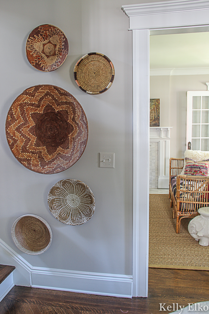 Love this beautiful boho basket gallery wall that adds so much texture and interest to this blank wall kellyelko.com #baskets #basketwall #basketgallerywall #gallerywall #bohodecor #diyart #thrifteddecor #eclecticdecor #farmhousedecor #falldecor 