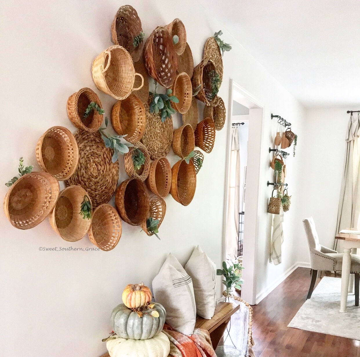 Love this farmhouse style basket gallery wall with plants #gallerywall #basketwall #basketgallerywall #farmhousestyle #farmhousedecor #eclecticdecor #diyart #thrifteddecor #thrifted #thriftedhome #neutraldecor