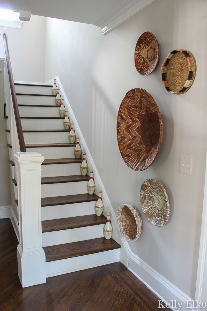 Love this beautiful neutral basket gallery wall that adds so much texture and interest to this blank wall kellyelko.com #baskets #basketwall #basketgallerywall #gallerywall #bohodecor #diyart #thrifteddecor #eclecticdecor #farmhousedecor #falldecor 