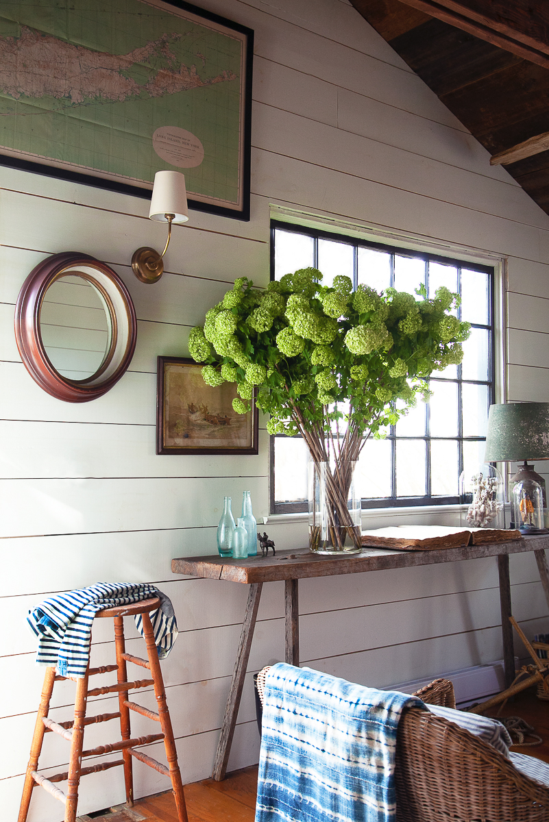 Stunning and dramatic bouquet of hydrangeas in this charming coastal cottage kellyelko.com 