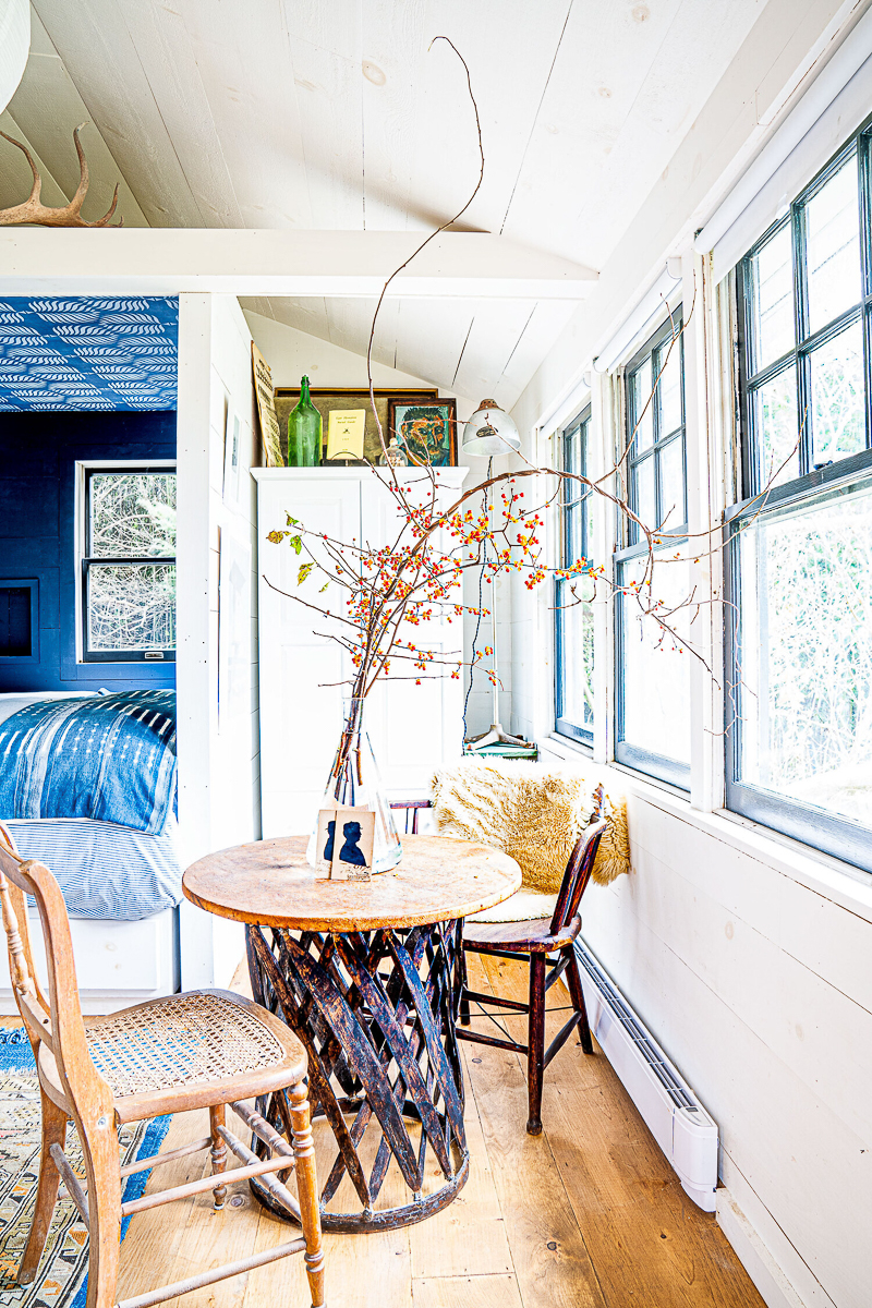 Beautiful sitting area with mismatched vintage chairs and table kellyelko.com 