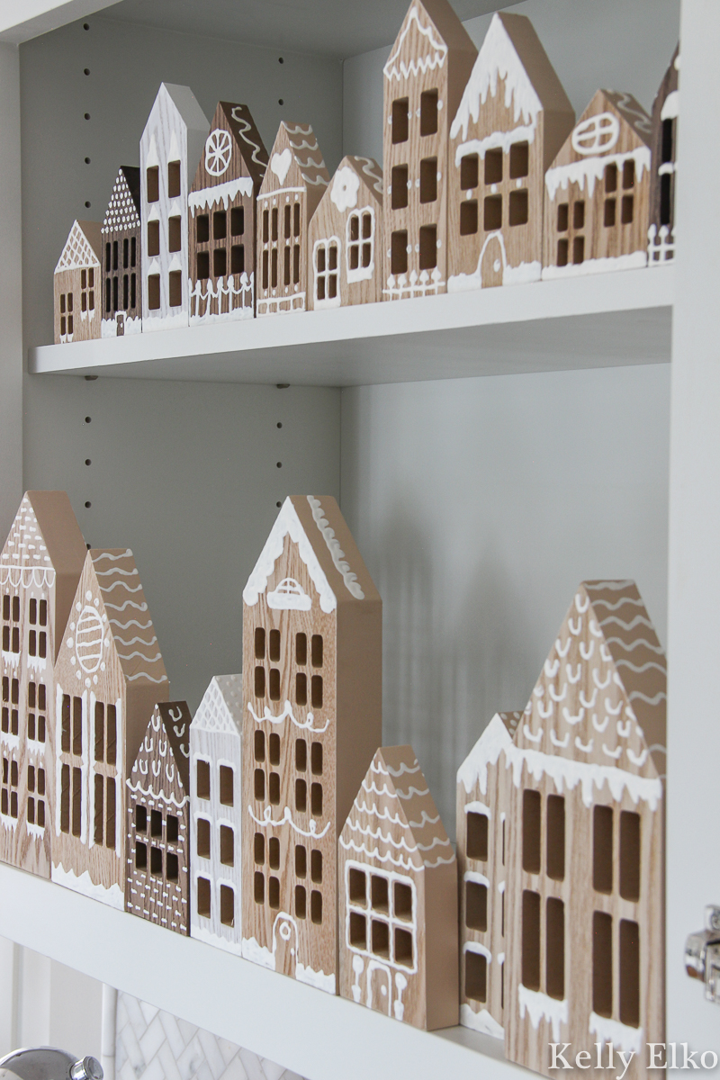 How cute is this DIY gingerbread house village from / kellyelko.com