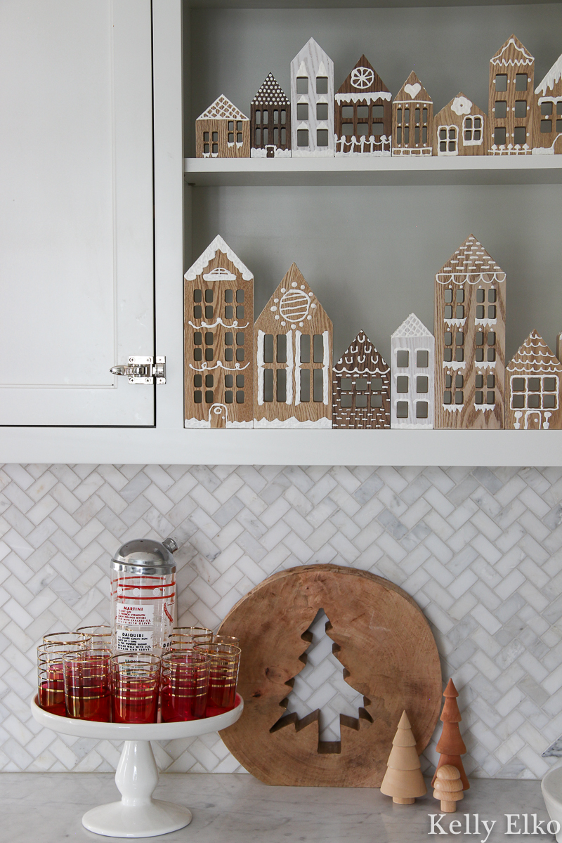 See how she made this adorable gingerbread house village . / kellyelko.com 