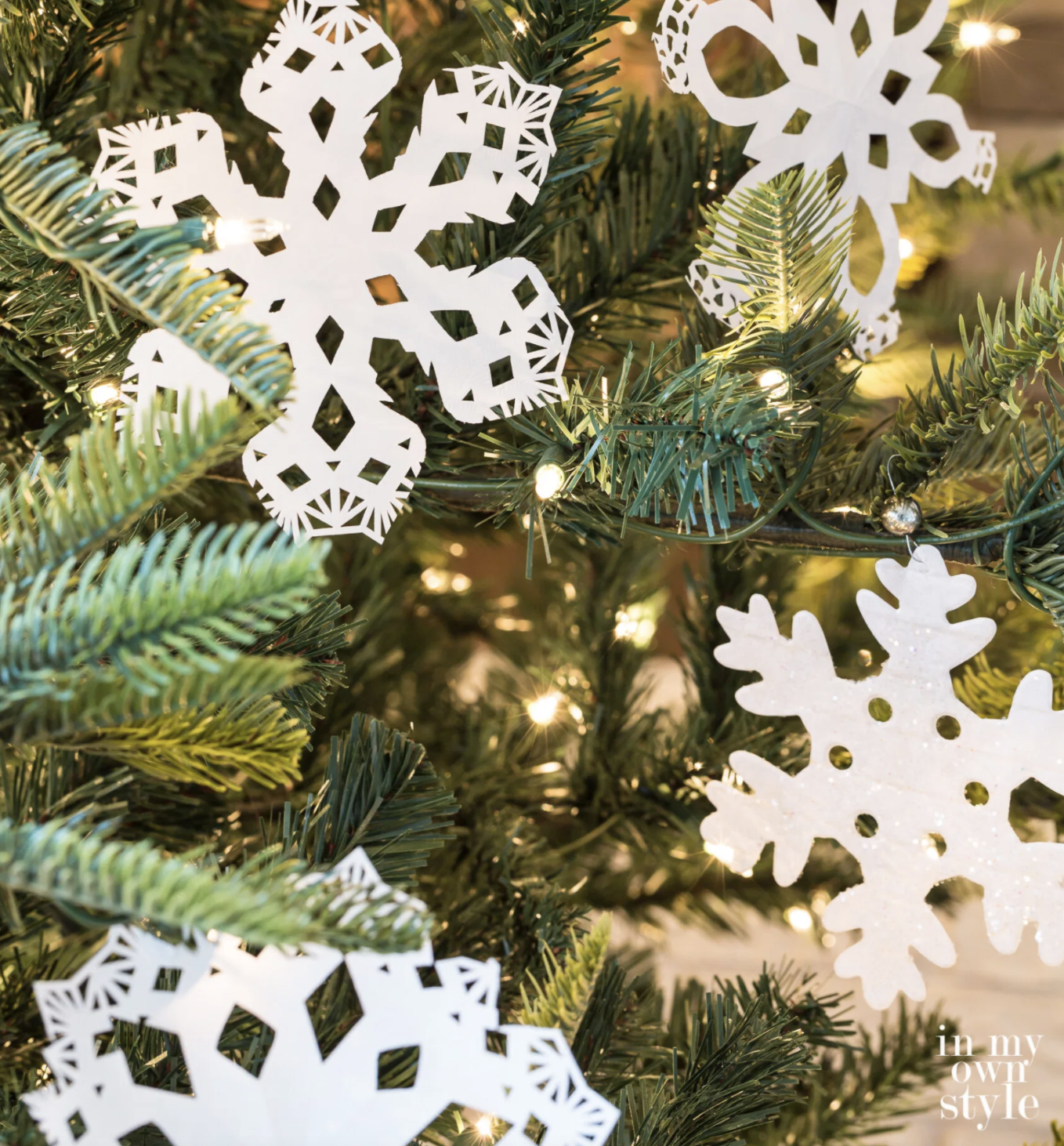 Unique DIY Ornaments - the tree is so pretty covered in these paper snowflakes