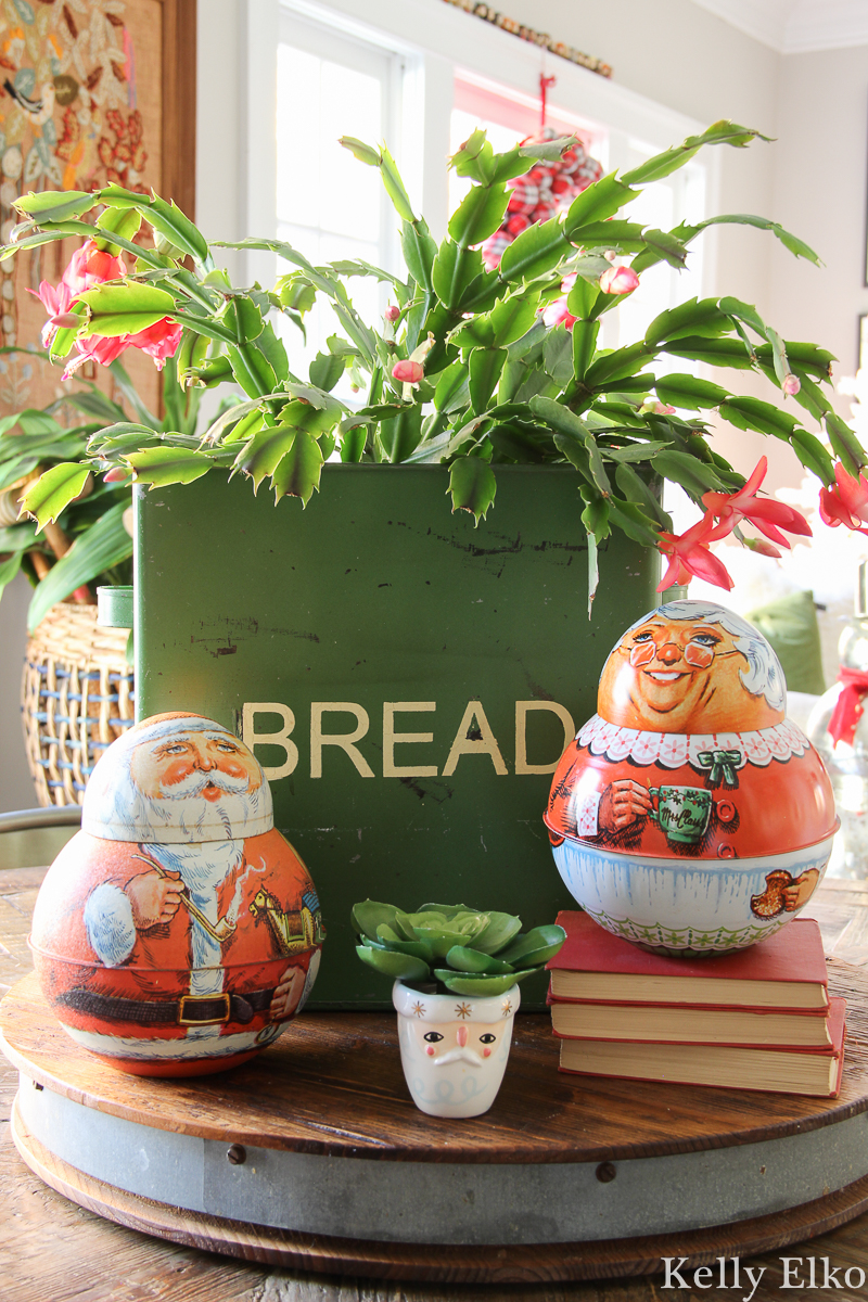 Christmas cactus in a vintage bread box with cute little roly poly Santa and Mrs. Clause tobacco tins kellyelko.com #christmascactus #Christmasdecor #vintagechristmas #vintagesanta #retrochristmas #farmhousechristmas 