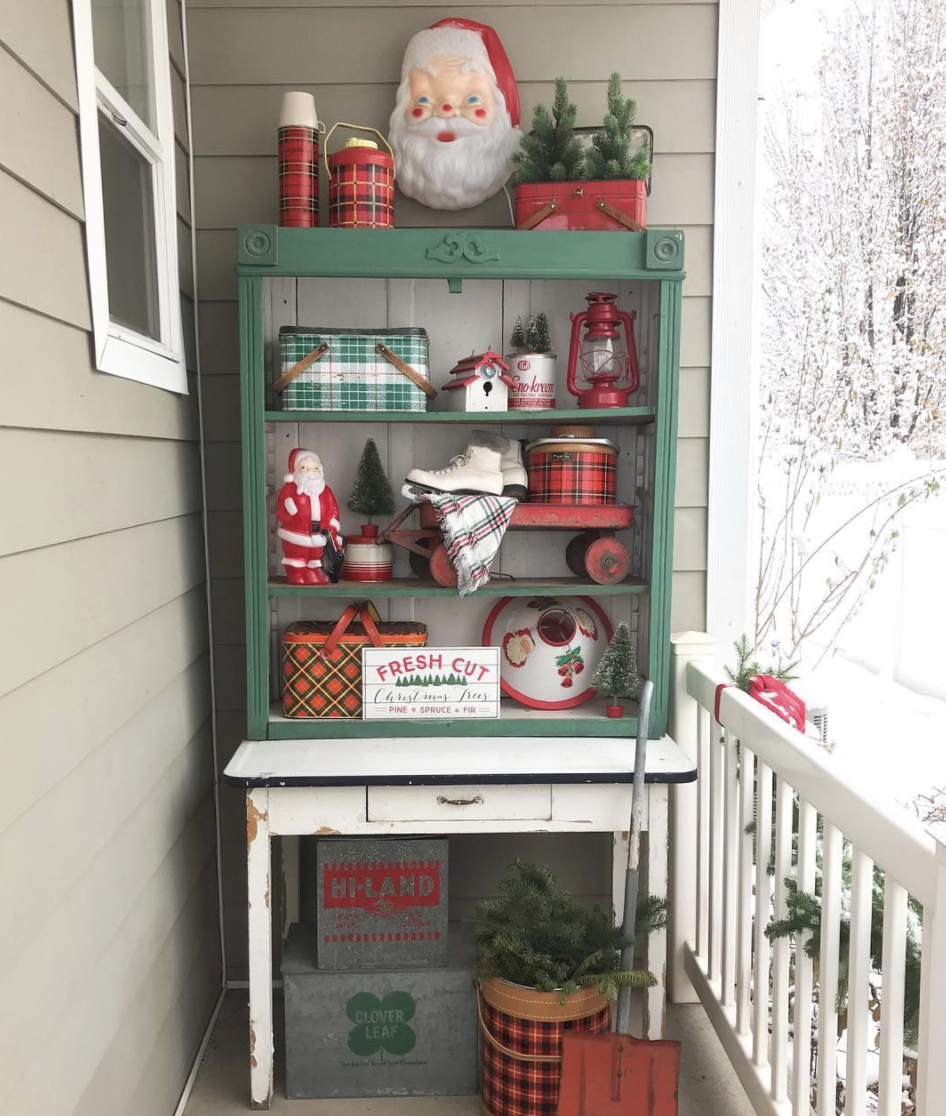 Love this retro plaid display on this Christmas porch #christmasporch #christmasdecor #vintagechristmas #retrochristmas #plaidchristmas #farmhousechristmas #vintagesanta #vintagedecor #christmascollections