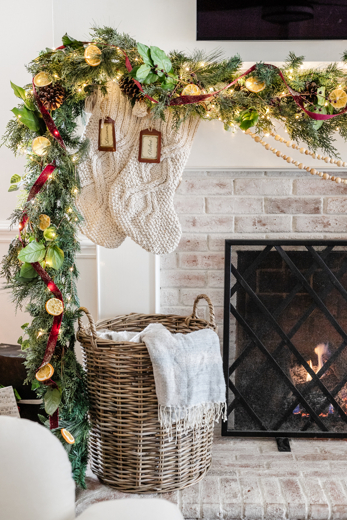 Stunning Christmas garland with dried orange slices #garland #christmasgarland #christmasmantel #farmhousechristmas #christmasdecor #vintagechristmas 