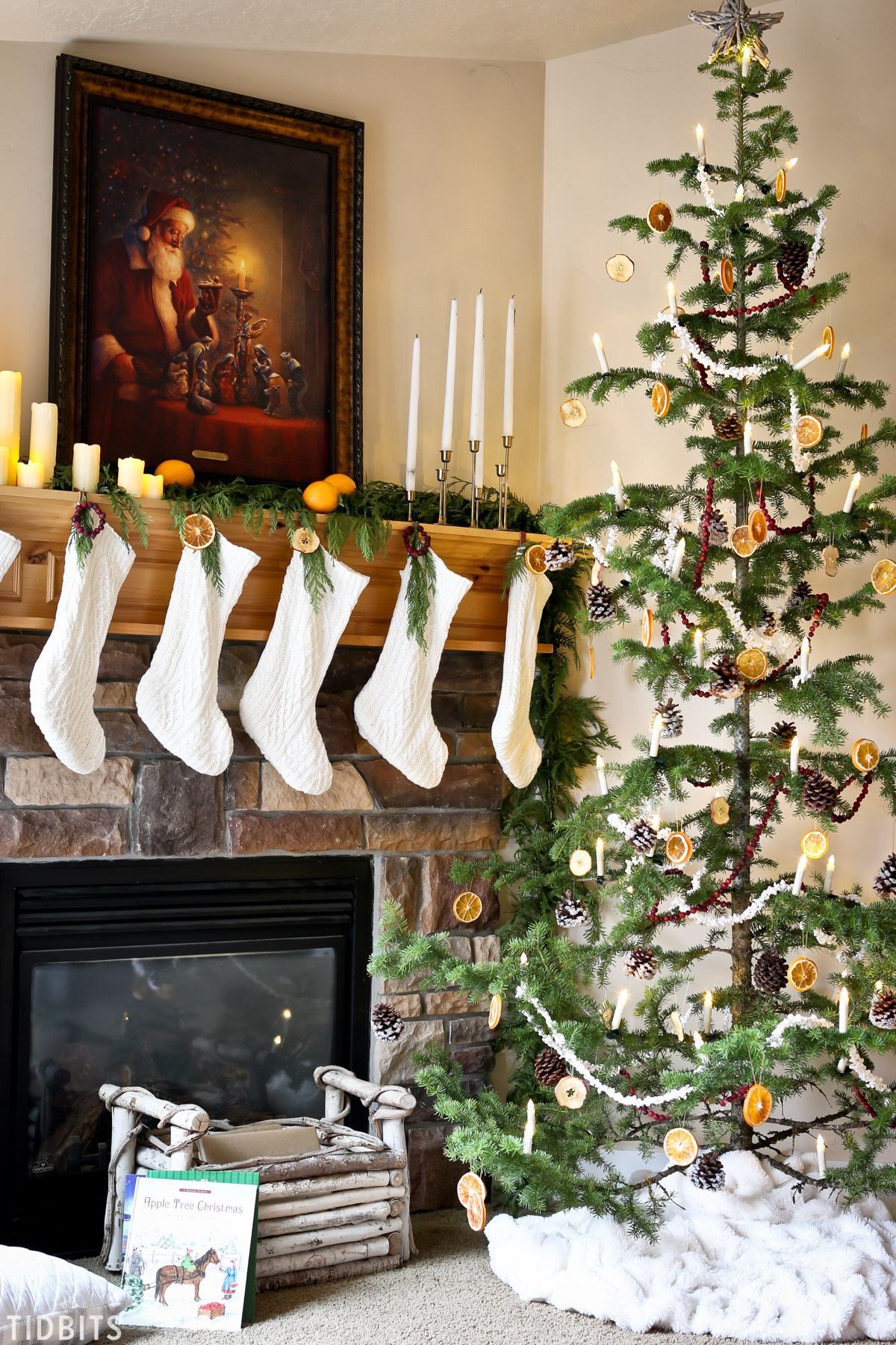 Natural Christmas Decor - love this orange slice, popcorn and cranberry tree 