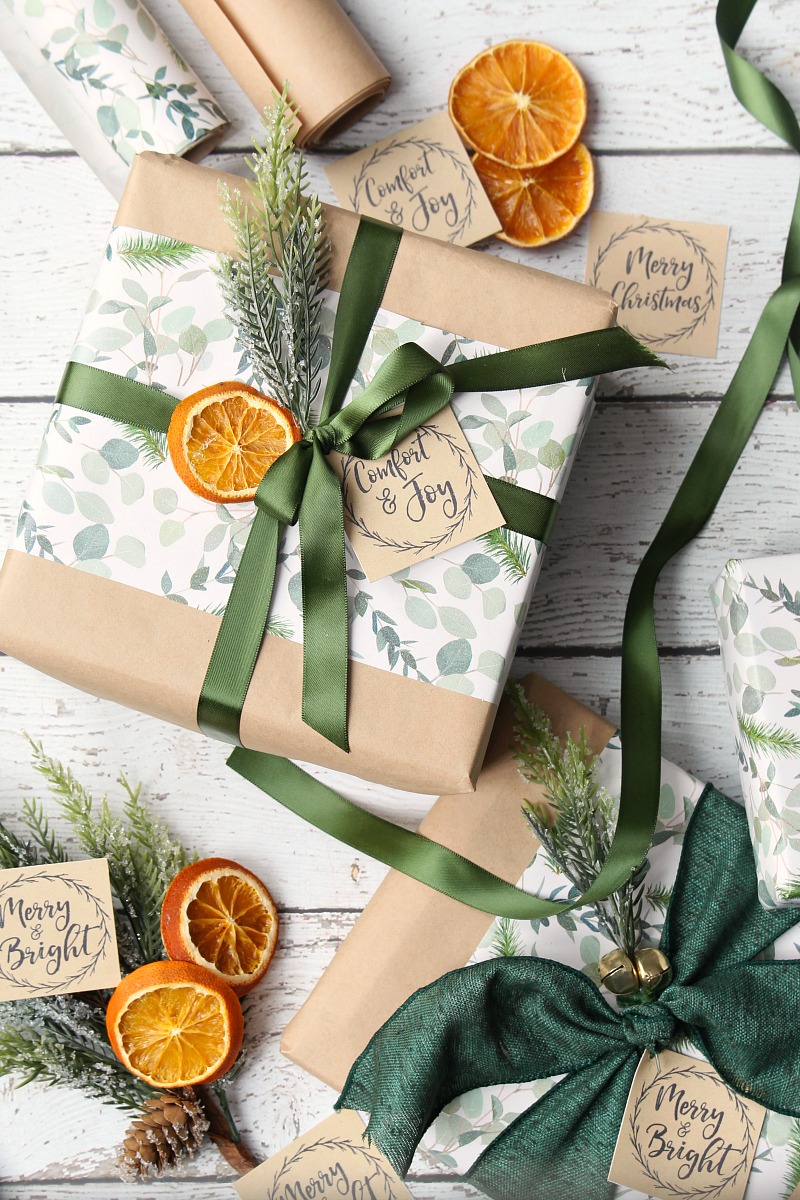 Orange slice gift toppers #oranges #orangeslices #christmaswrap #christmasdecor #diychristmas #farmhousechristmas 