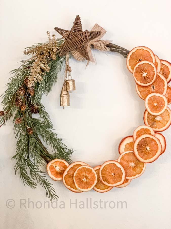 DIY dried orange slice wreath #orange #orangeslices #citrusslices #diycrafts #diywreath #christmaswreath #farmhousechristmas #vintagechristmas