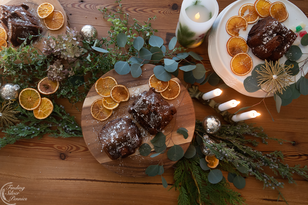 Beautiful Christmas centerpiece using dried citrus slices and gingerbread cakes #christmas #christmascenterpiece #driedoranges #orangeslices #gingerbread #farmhousechristmas 