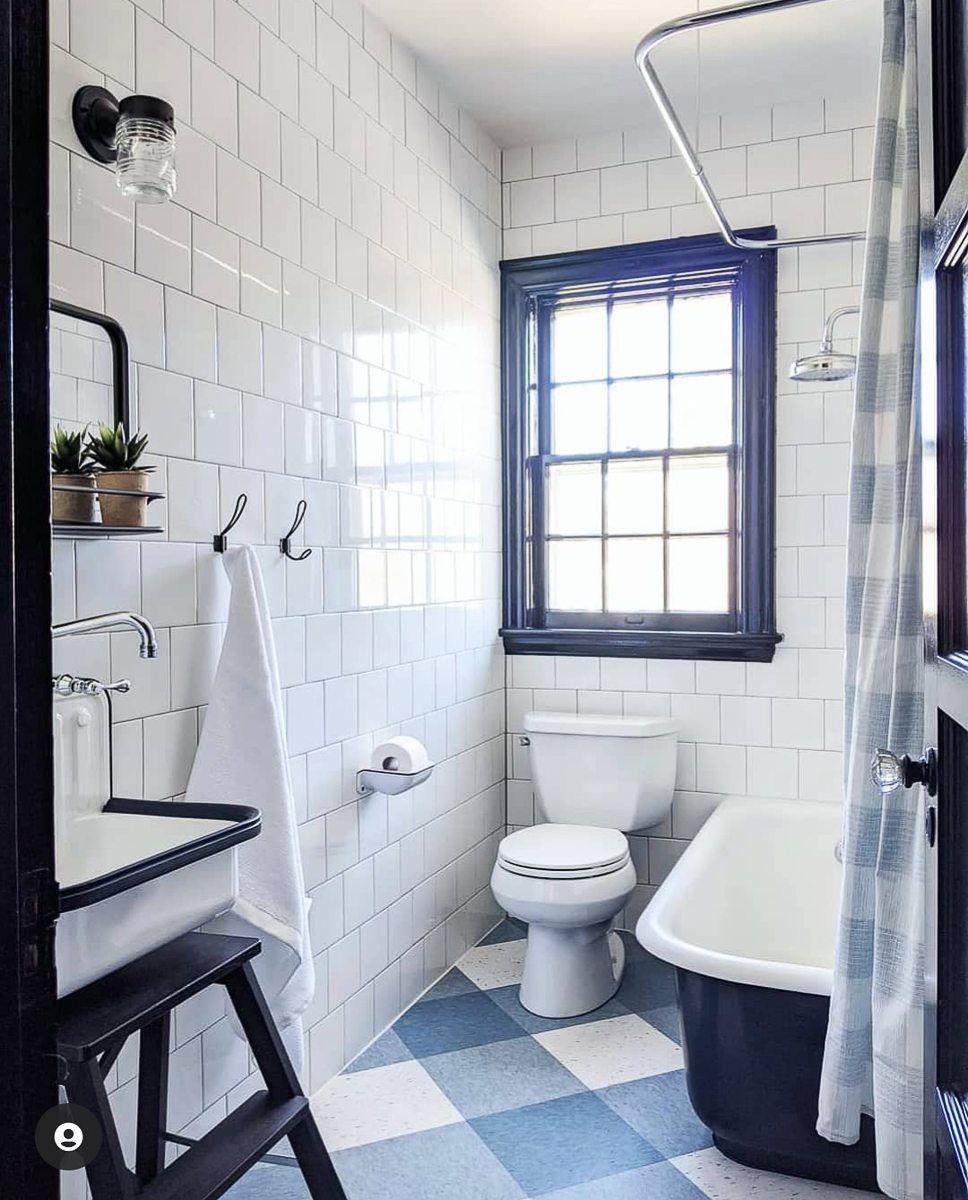 Vintage style black and white bathroom 