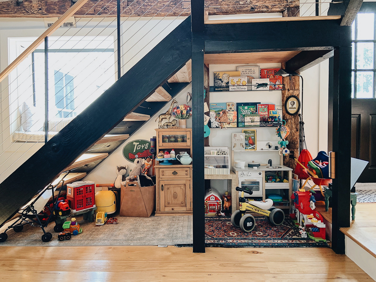 I love this little kids toy hideaway under the stairs in this modern farmhouse kellyelko.com