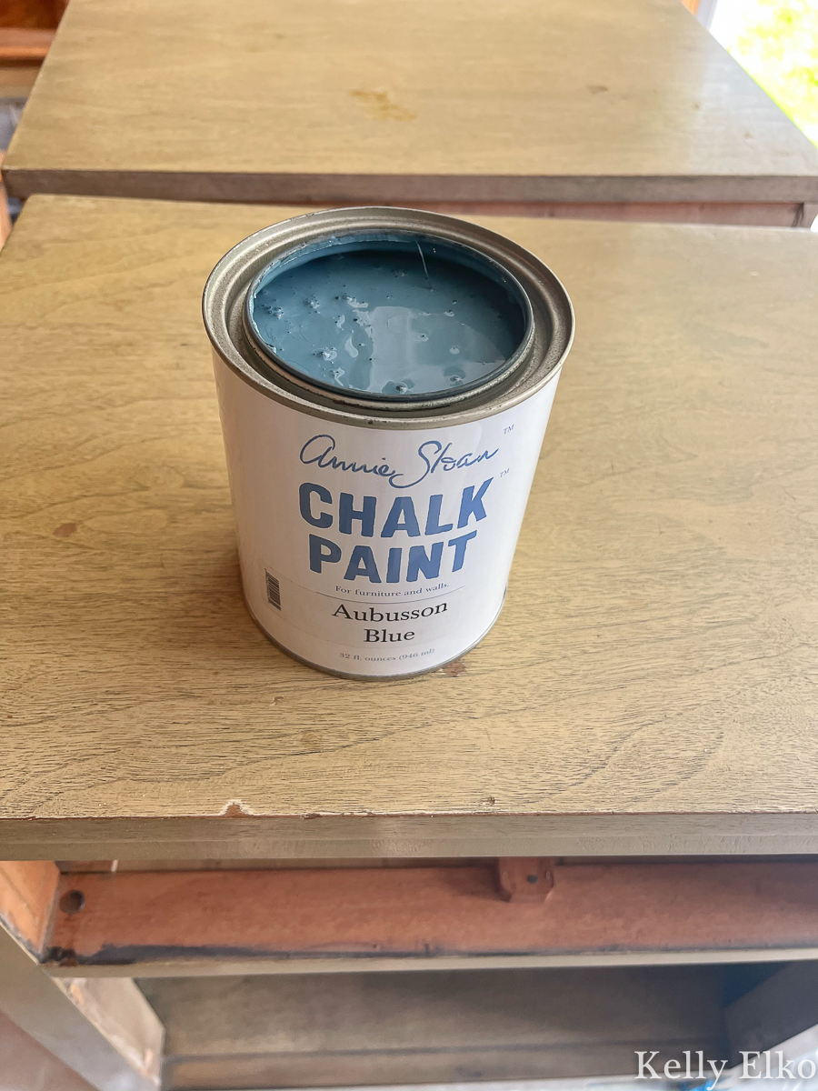 Love this blue shade of Annie Sloan chalk paint! kellyelko.com