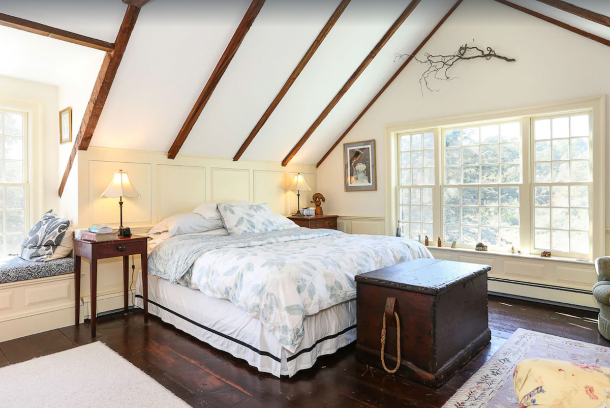 Love the high ceilings and exposed beams in this light and bright bedroom kellyelko.com