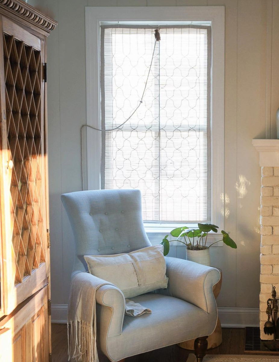 Love this neutral cozy corner in this stunning farmhouse kellyelko.com