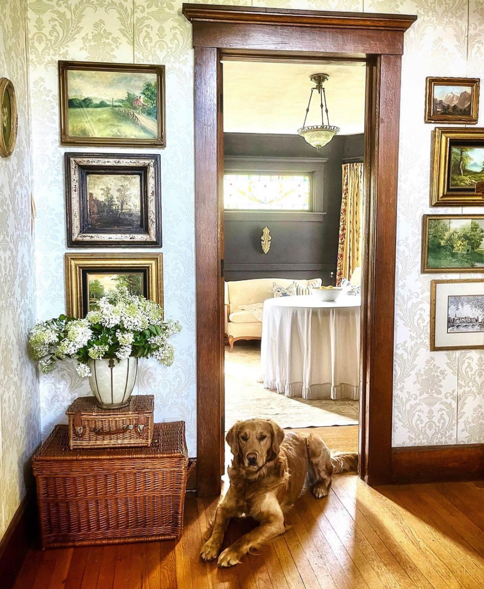 Love this grandmillennial home tour and the vintage landscape paintings kellyelko.com