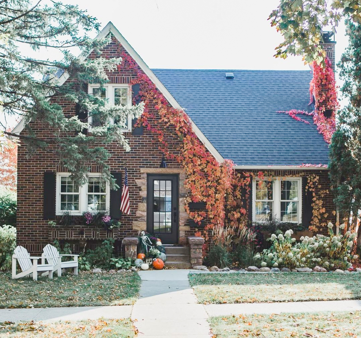 Don't miss this Eclectic Home Tour of Angela Fahl - this 1931 brick Tudor is a historic house lovers dream kellyelko.com 