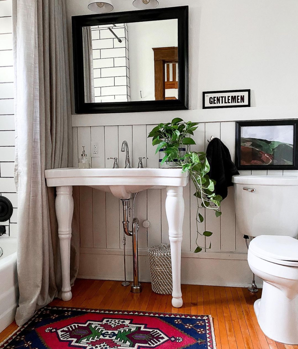 Love the freestanding sink in this charming vintage bathroom kellyelko.com