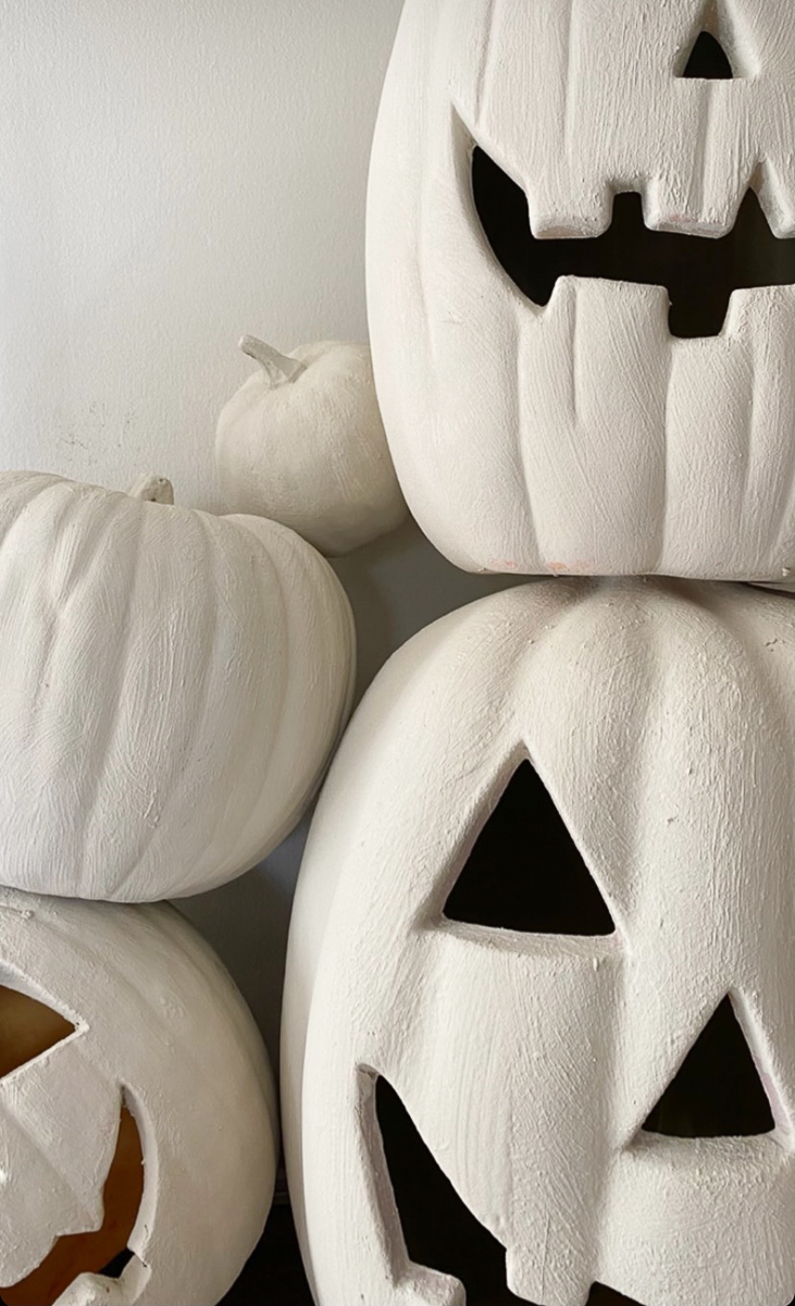 Add texture to anything including these plastic pumpkins with paint and baking powder kellyelko.com