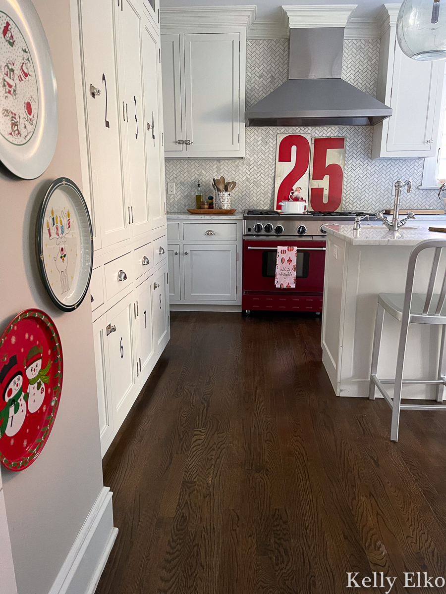 Love this farmhouse kitchen for Christmas and the huge vintage numbers against the marble backsplash kellyelko.com
