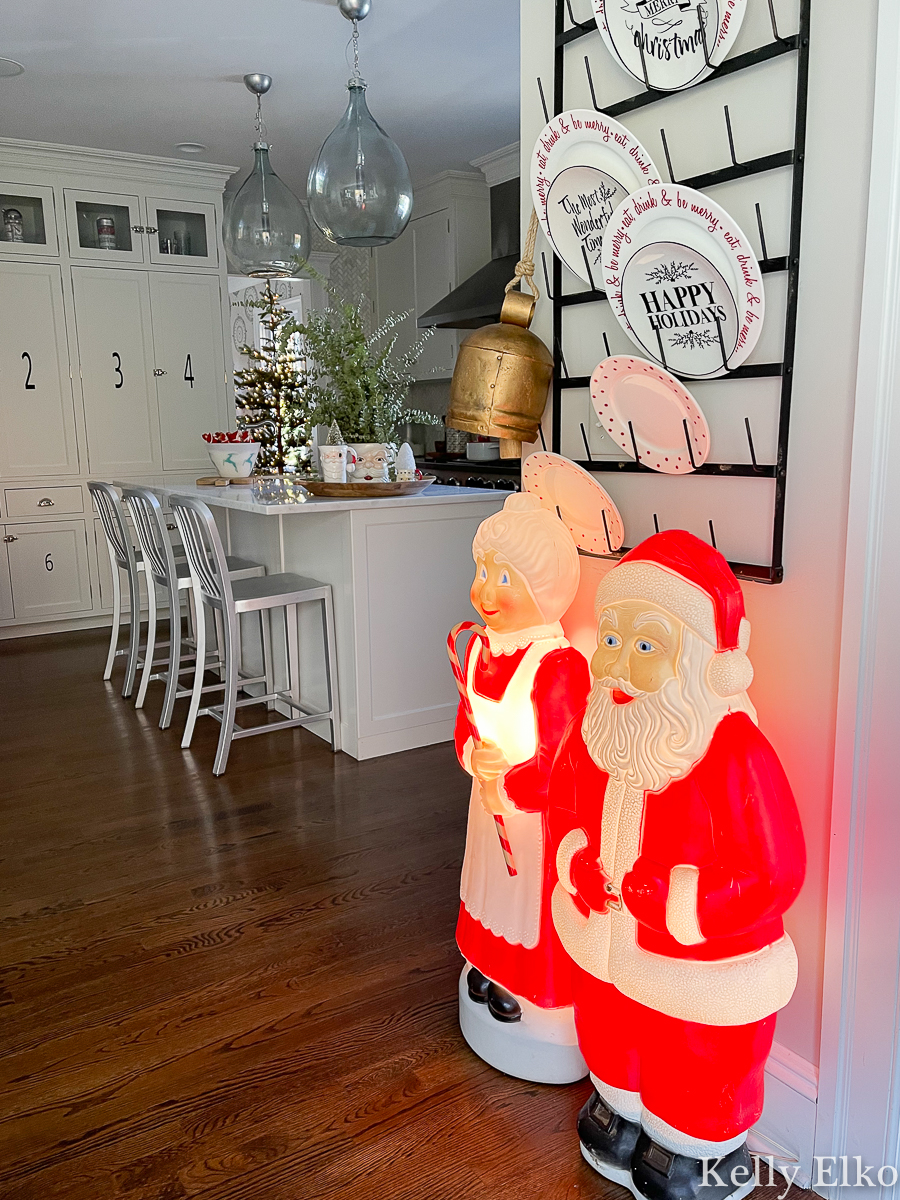 Love the vintage Don Featherstone Santa and Mrs. Clause blow molds in this Christmas home tour kellyelko.com