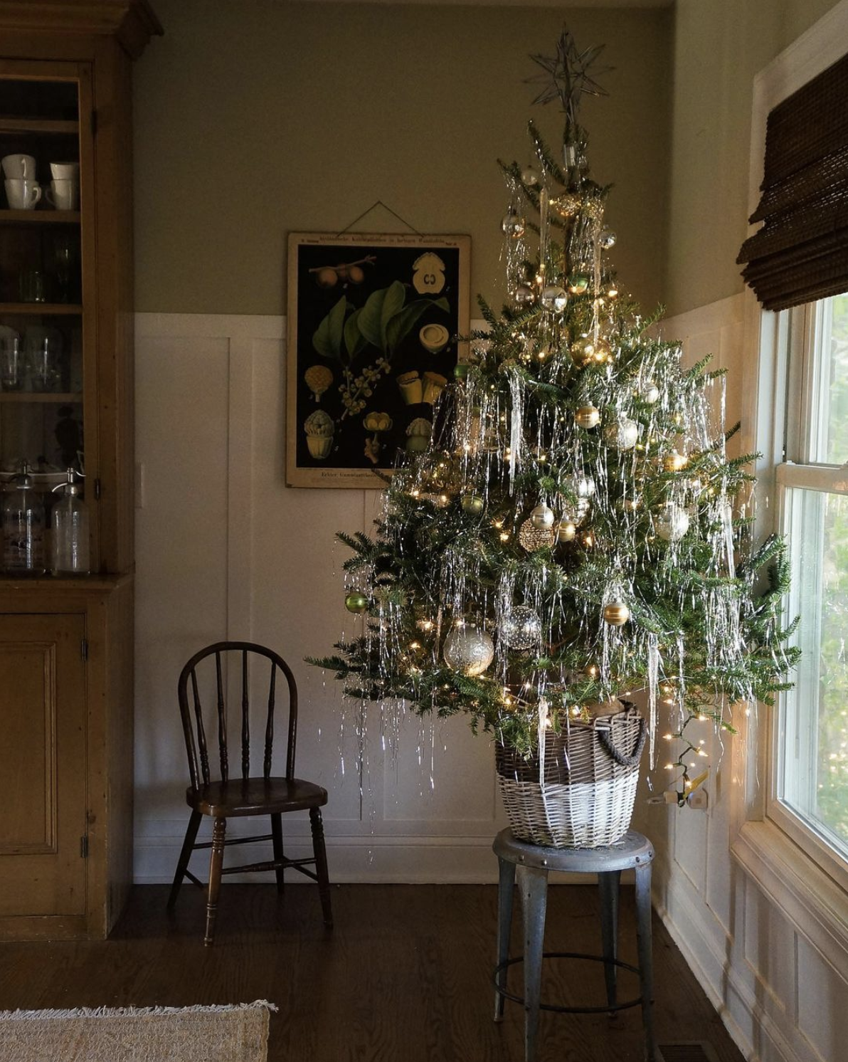 Love this nostalgic Christmas tree covered in tinsel and gold and silver ornaments kellyelko.com