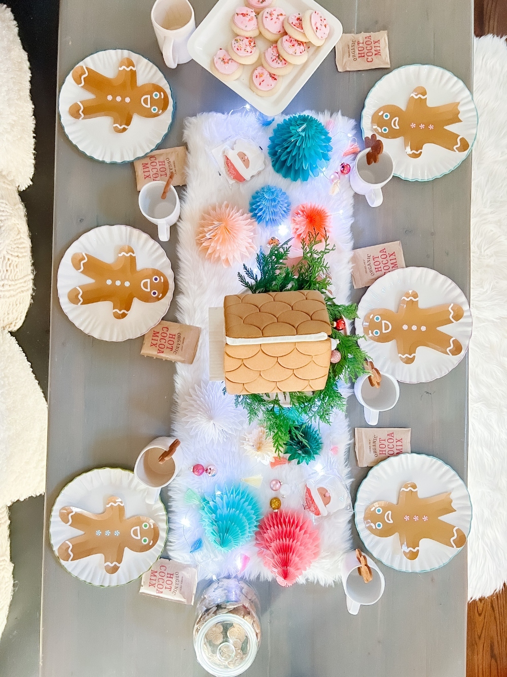 How fun is this Christmas gingerbread table setting 