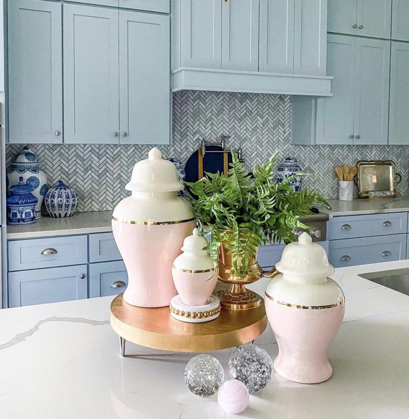 Gorgeous blue and white kitchen with pops of pink kellyelko.com