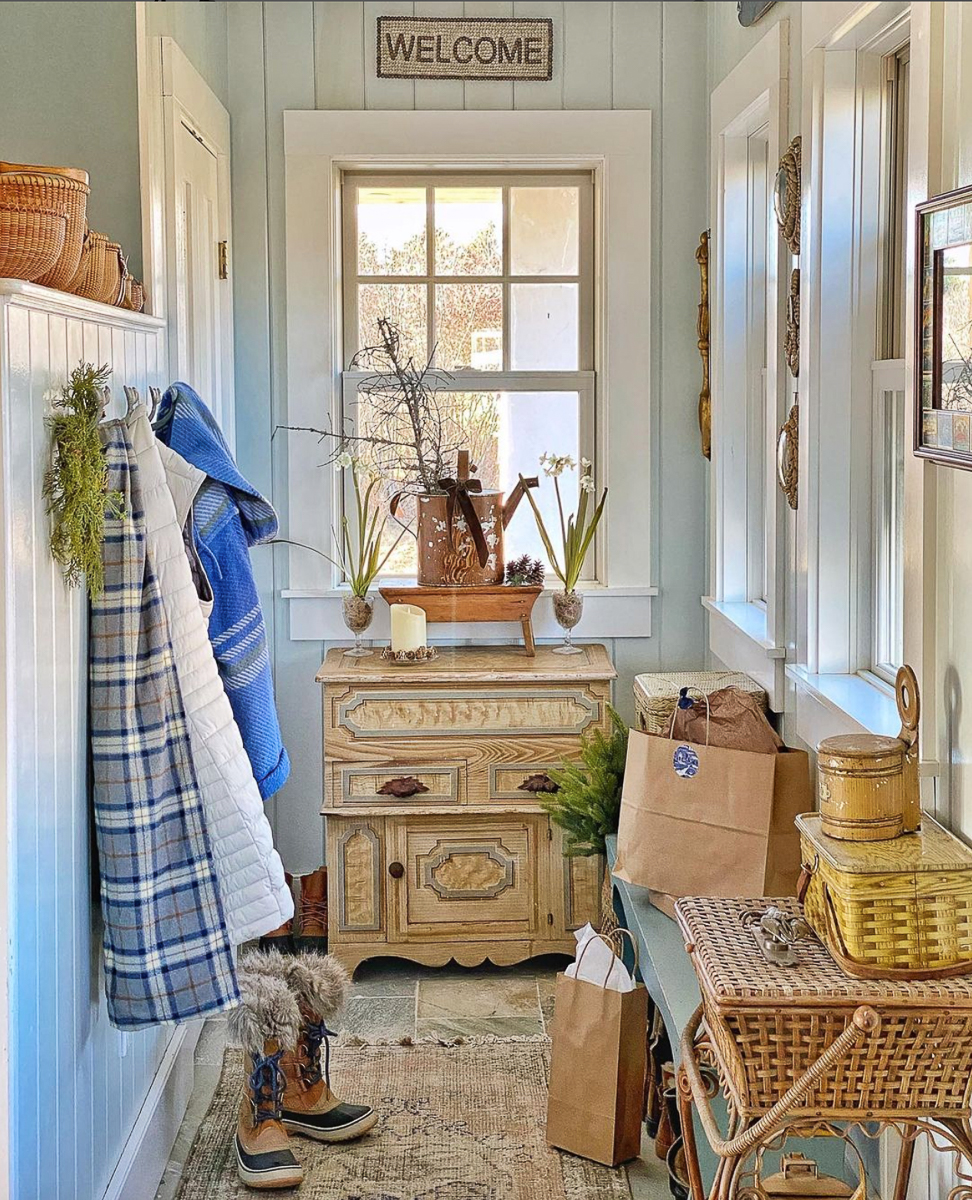 Cottage mudroom kellyelko.com