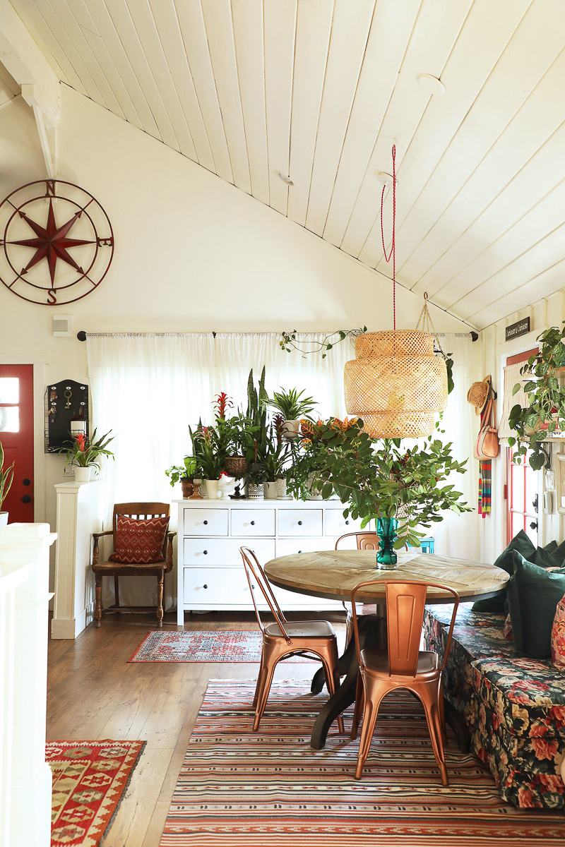 Farmhouse kitchen with banquette at kitchen table 