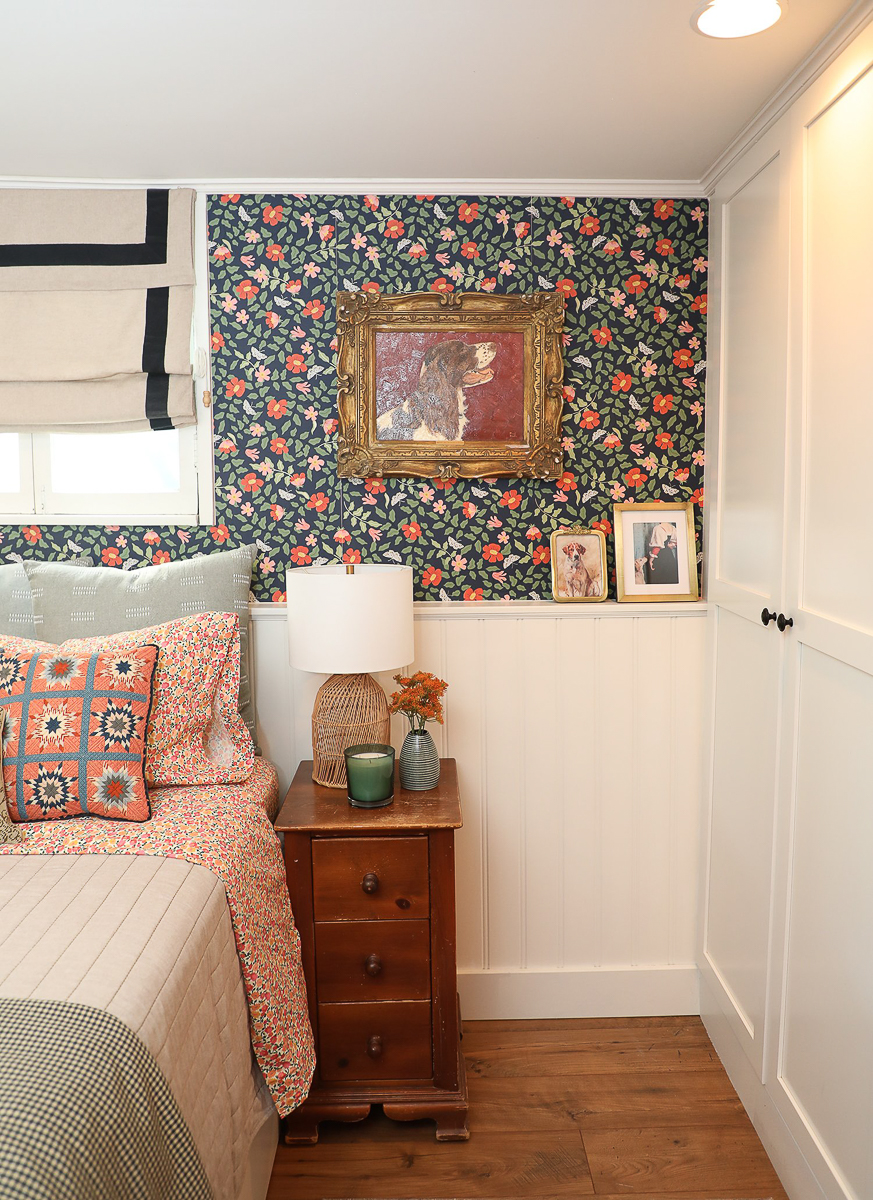 Love the floral wallpaper in this guest bedroom 