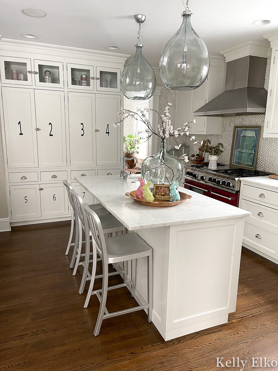 Love this white farmhouse kitchen decked out for spring kellyelko.com