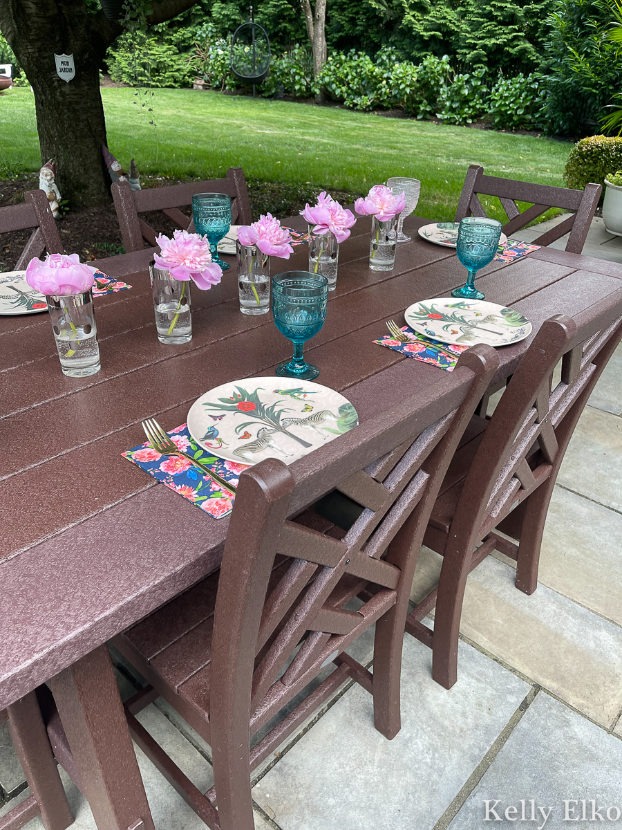 Love this beautiful no-maintenance outdoor table set for a party with peonies and vintage drinking glasses kellyelko.com