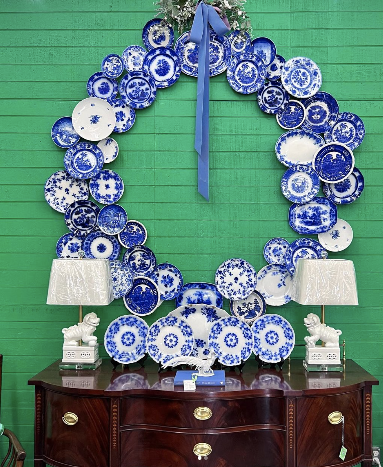 Stunning Christmas Decor Ideas - I love this blue and white plate wreath 