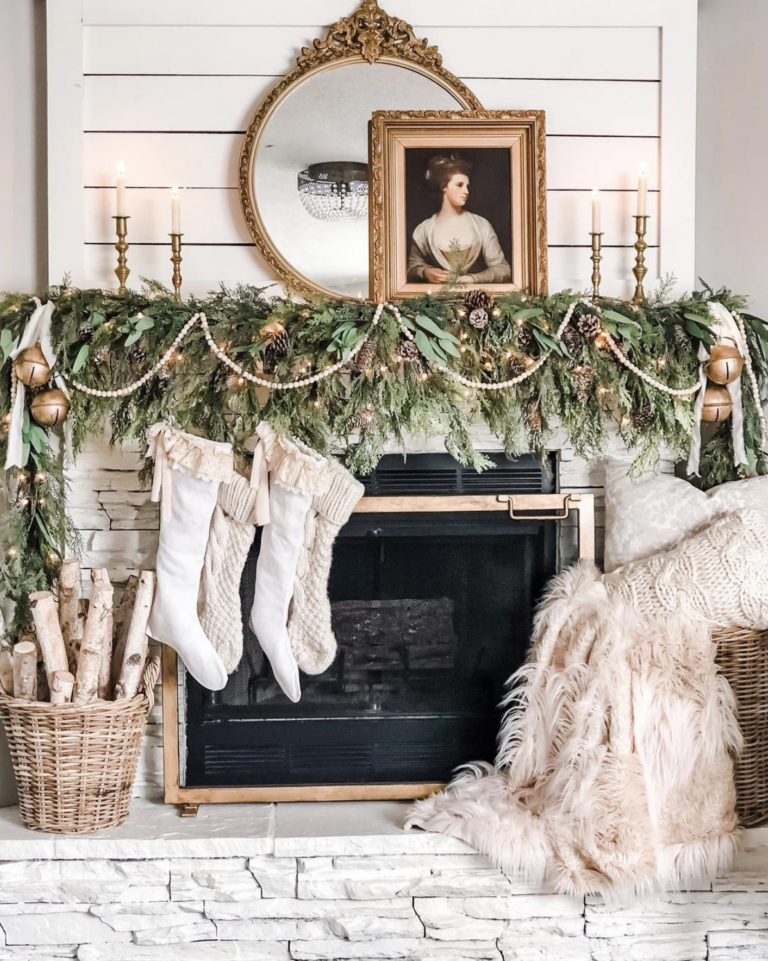 10 Stunning Christmas Mantels kellyelko.com