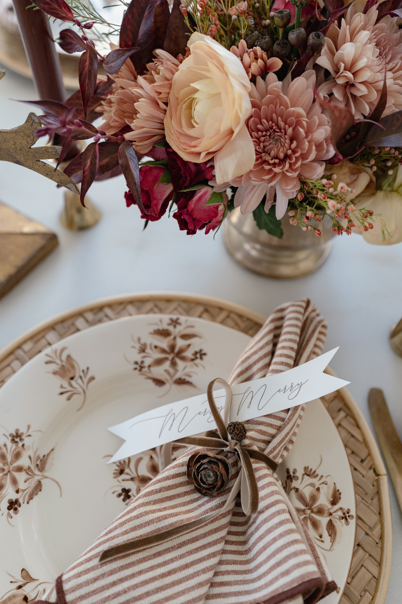 Neutral Christmas table in brown and cream 
