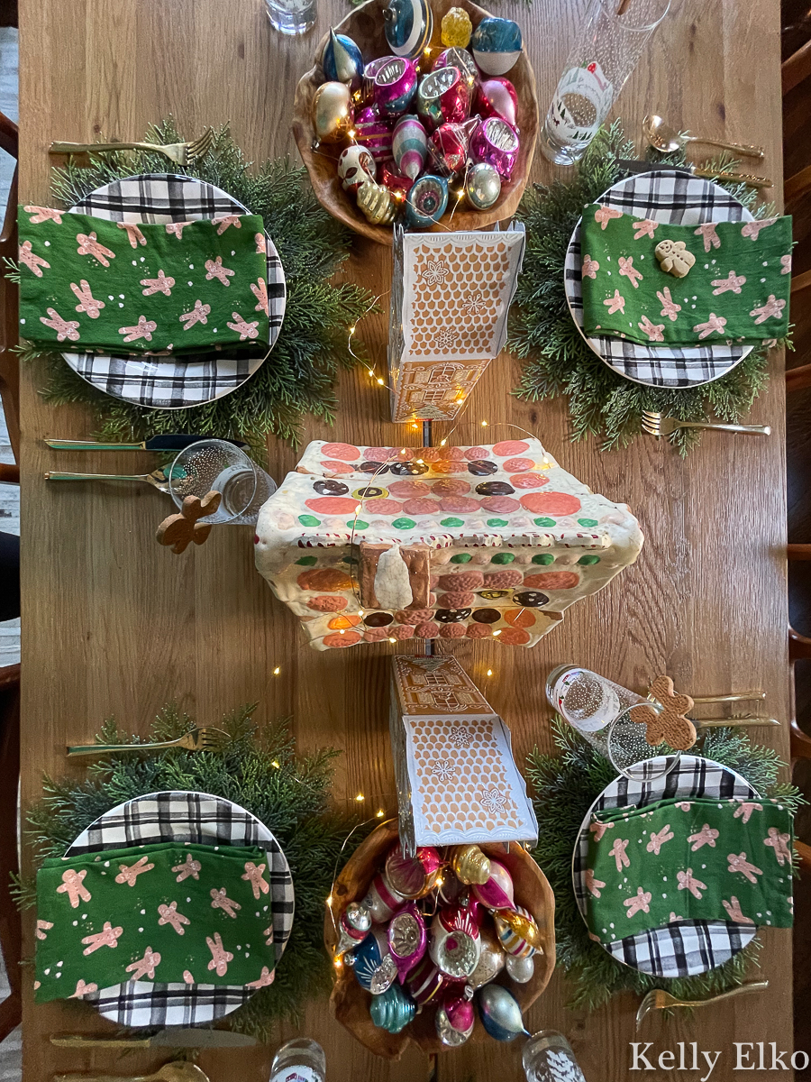 How fun is this gingerbread theme table setting! I love the green gingerbread men napkins, plaid plates, and colorful, vintage ornaments kellyelko.com