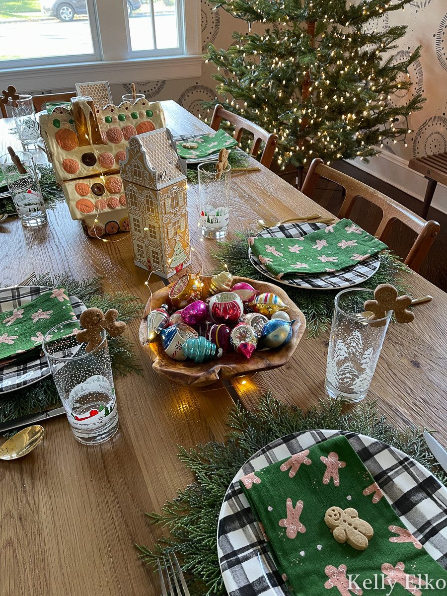 Love this adorable gingerbread themed table for a fresh spin on Christmas! The cedar placemats, plaid plates, gingerbread men napkins are all so cute! kellyelko.com