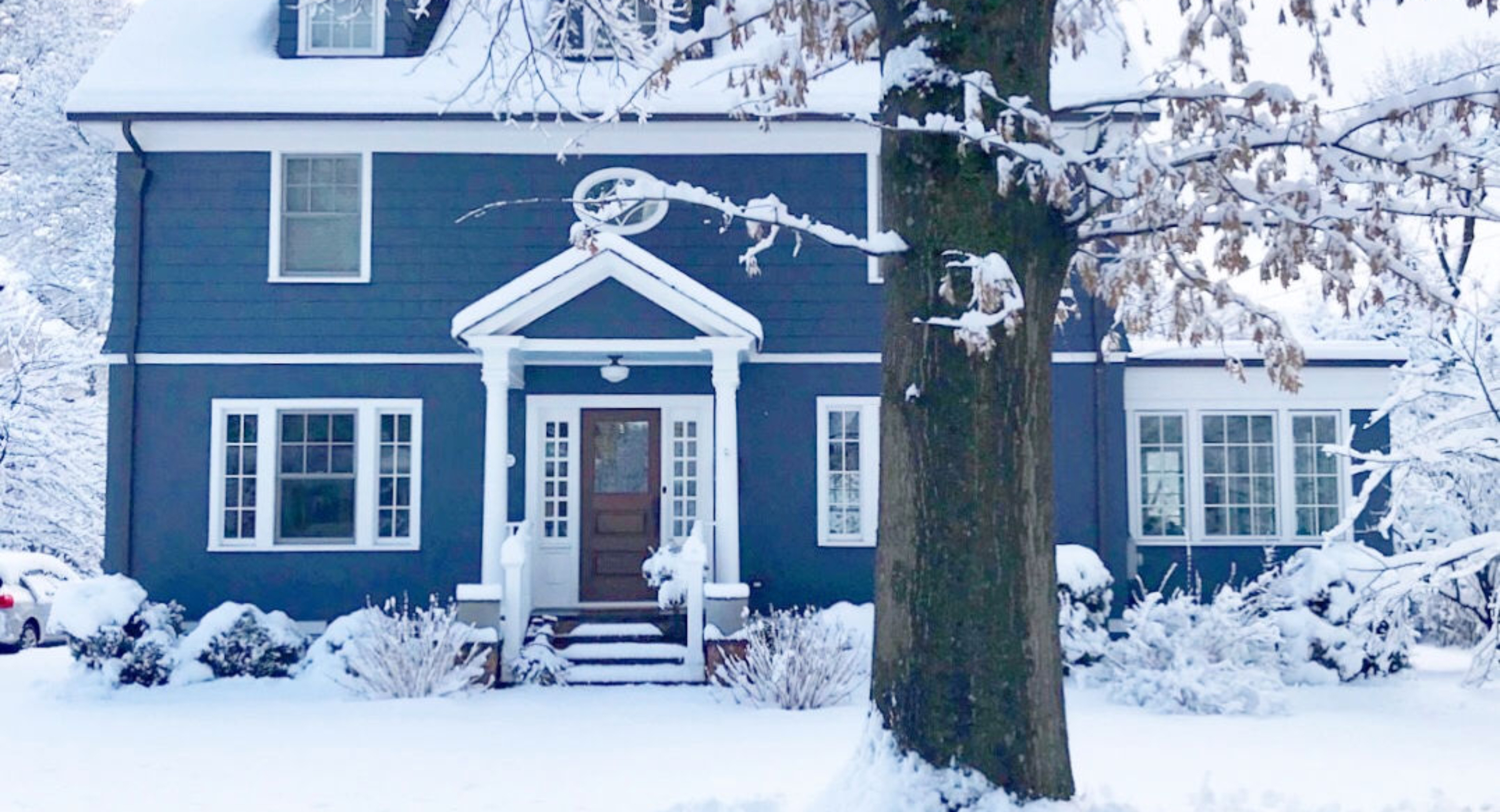 blue-house-snow