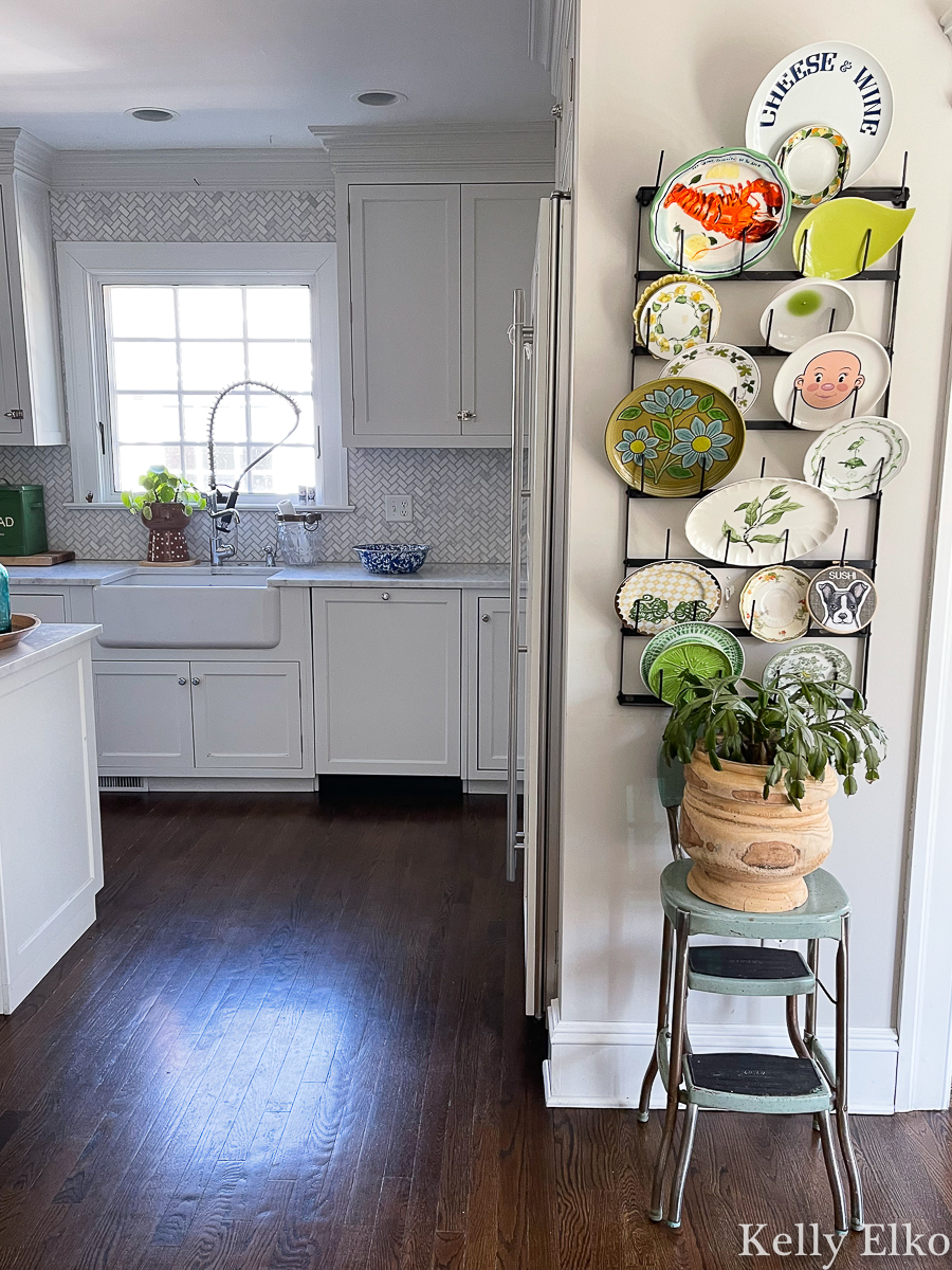 Love this stunning farmhouse kitchen with the cutest vintage and new plate wall kellyelko.com