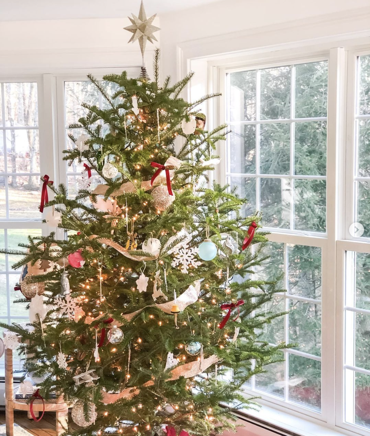 Red ribbon bows add an old fashioned look to this Christmas tree / kellyelko.com