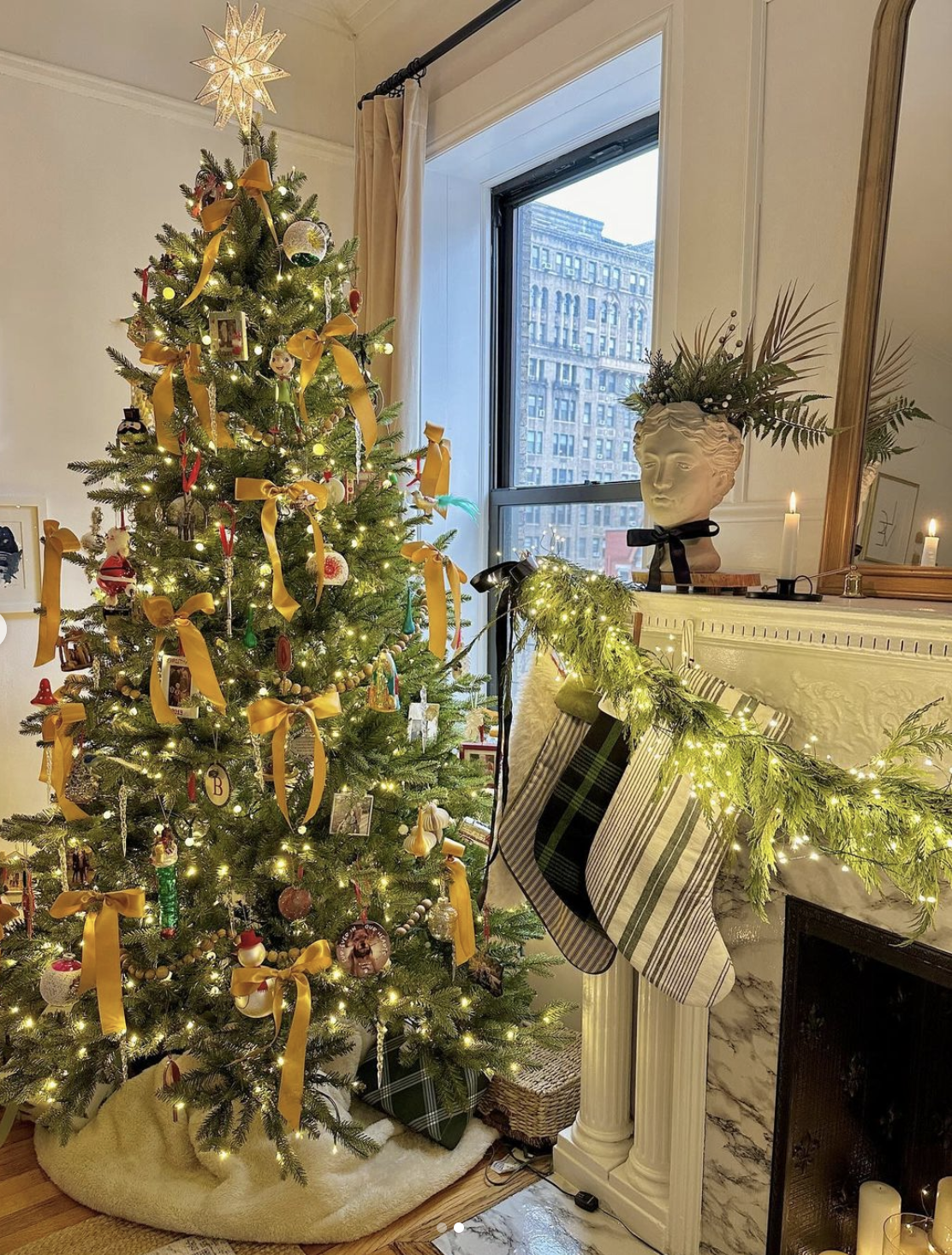 Gorgeous gold velvet bow Christmas tree / kellyelko.com