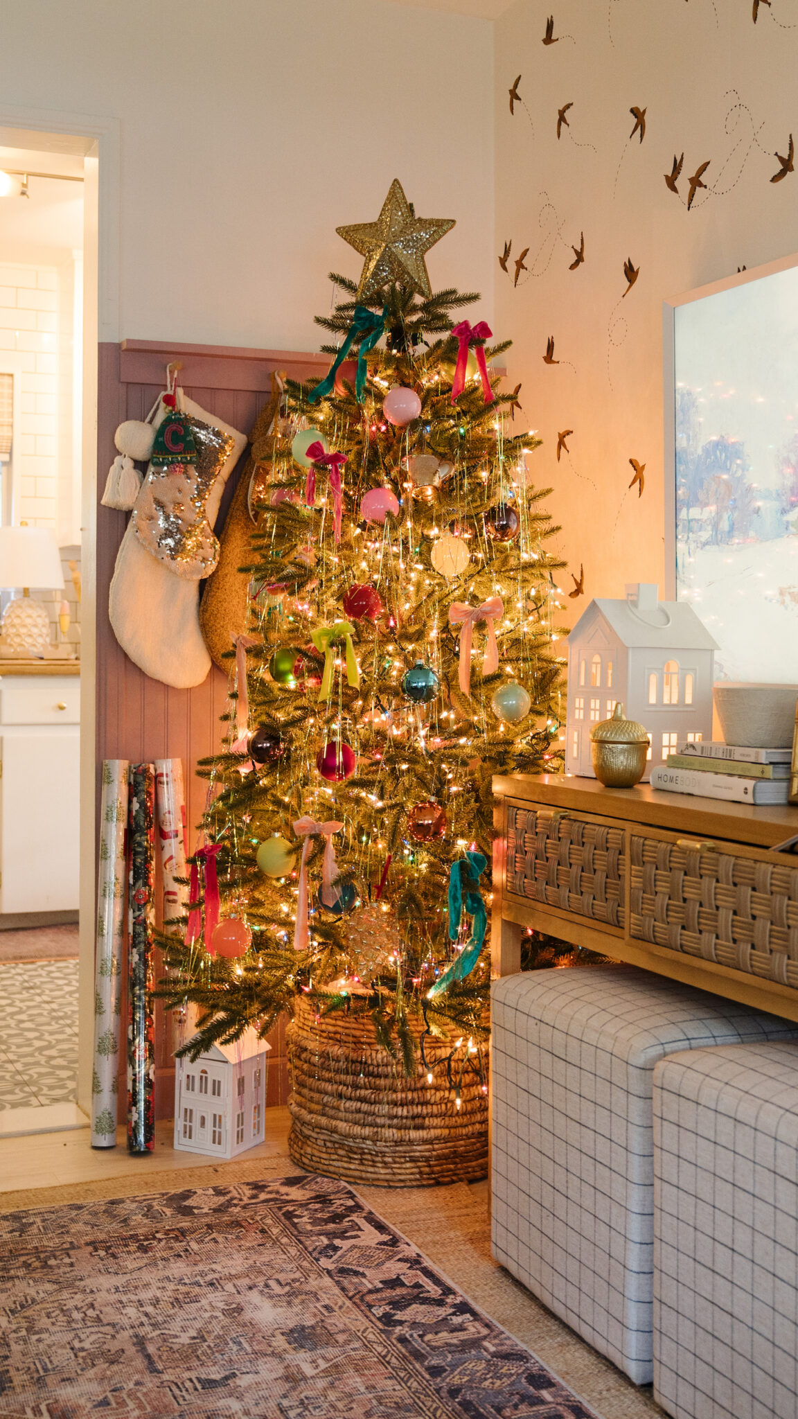 Tinsel and velvet bow Christmas tree / kellyelko.com