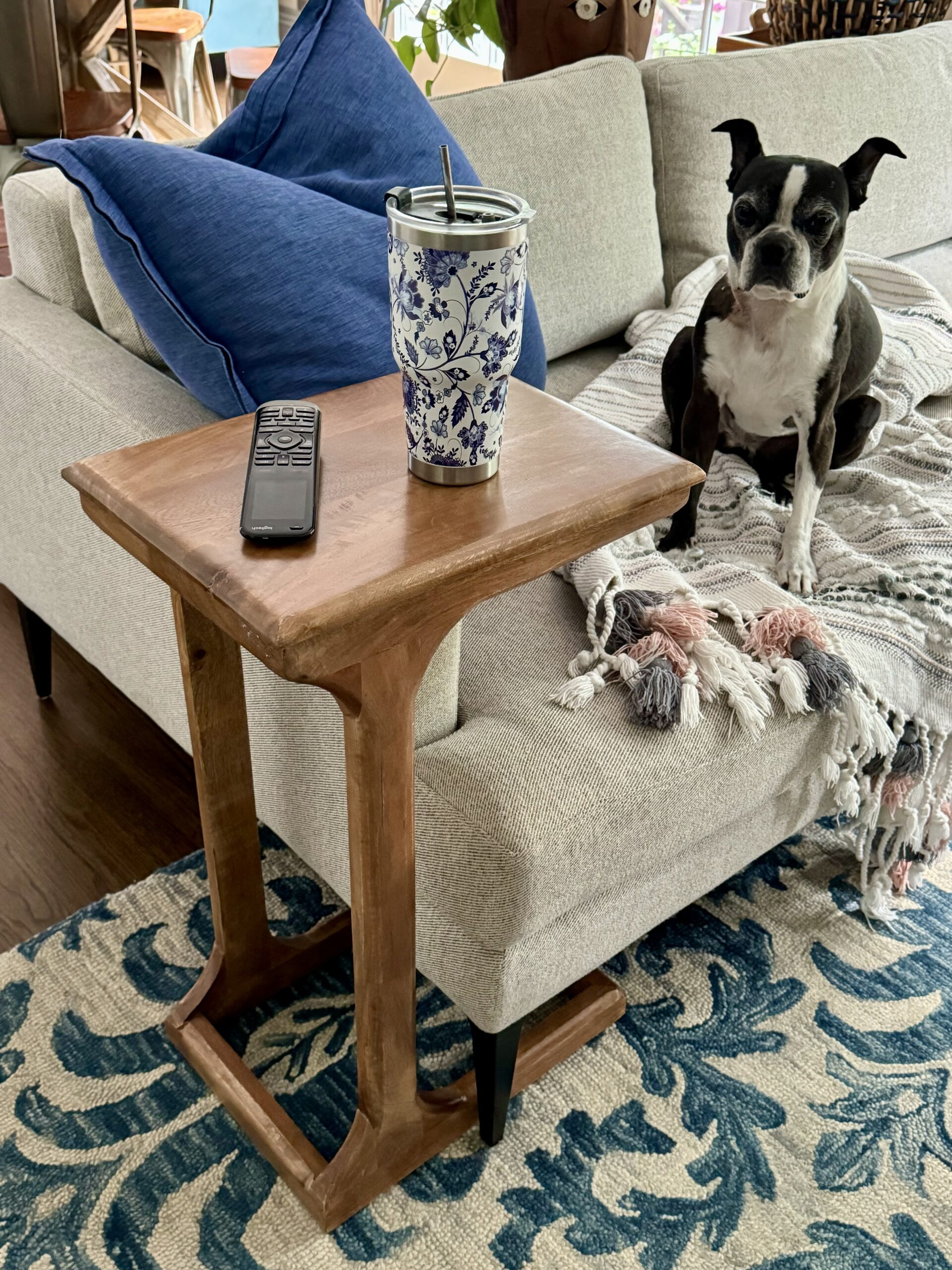 C-Tables are perfect for small spaces since the legs can slide under the sofa / kellyelko.com