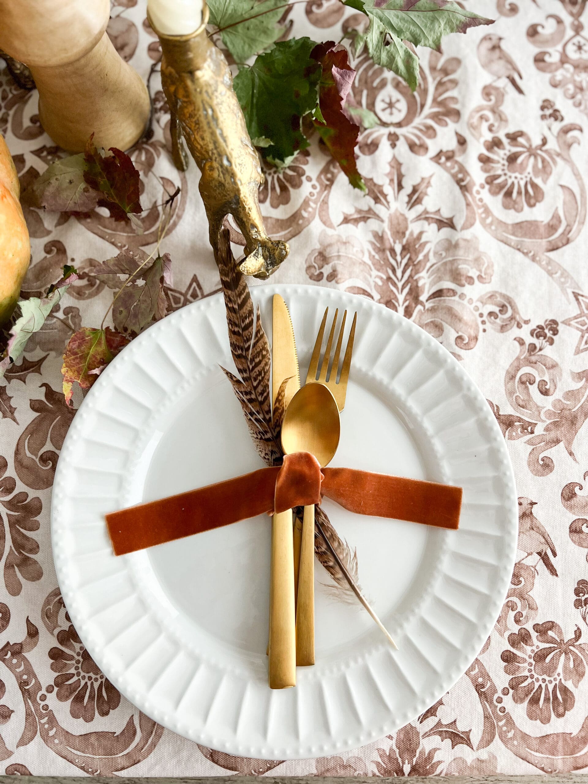 Feather place setting for Thanksgiving / kellyelko.com
